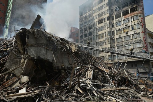 Acredita que o motivo de desabamento de construções no Brasil tem como origem a liberação de construções corruptas?